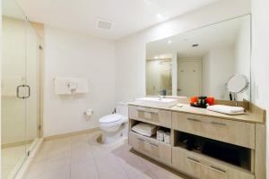 Ocean & City Views l Luxury Beachfront Condo的一间浴室