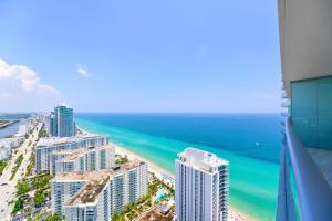 好莱坞Ocean & City Views l Luxury Beachfront Condo的从大楼欣赏海滩美景 更多31张照片
