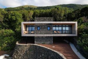 una vista aerea di una casa in montagna di Casa da Faia a São Roque do Pico