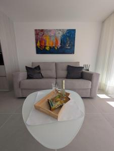 una sala de estar con una mesa y un sofá en Sonido del mar Gran Canaria - Montemarina - luxury panoramic view, en Mogán 22 fotos más