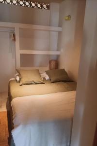 Posteľ alebo postele v izbe v ubytovaní Cool loft in the old town with rooftop terrace and fireplace