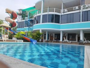 阿塔卡梅斯Hotel South Beach Atacames的一个带游泳池和滑梯的度假胜地