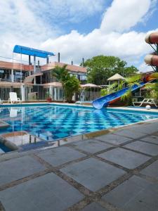 Bazén v ubytování Hotel South Beach Atacames nebo v jeho okolí