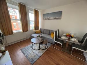Posezení v ubytování Modern 1 Bedroom Apartment in the heart of Barry, Flat 2