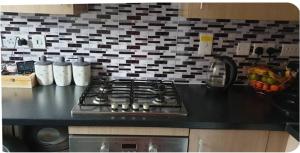 eine Küchentheke mit Herdplatte in einer Küche in der Unterkunft Desborough home for short term rent in Desborough
