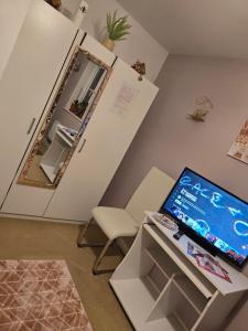 ein Zimmer mit einem Schreibtisch und einem Laptop darauf in der Unterkunft Desborough home for short term rent in Desborough