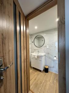 a bathroom with a sink and a mirror at Panorama Krzyżacka in Chełmno