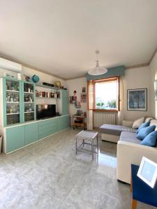 un soggiorno con un divano e un tavolo di La Tana Alghero ad Alghero