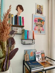 una stanza con un tavolo con libri su una parete di La Tana Alghero ad Alghero