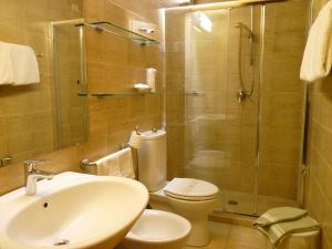 A bathroom at Classic Hotel Még 37 kép