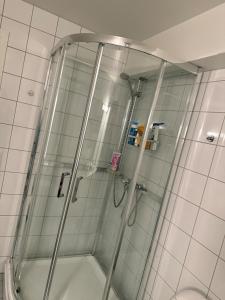 eine Dusche mit Glastür im Badezimmer in der Unterkunft Spacious 3 bed terraced house in Trondheim