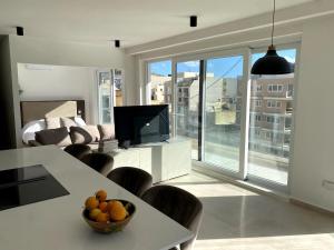 TV i/ili multimedijalni sistem u objektu Water's Edge Suite Xlendi with Direct Sea Access