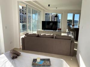 TV i/ili multimedijalni sistem u objektu Water's Edge Suite Xlendi with Direct Sea Access