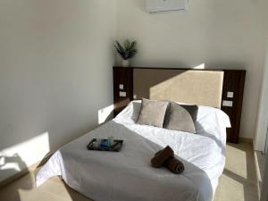 Krevet ili kreveti u jedinici u okviru objekta Water's Edge Suite Xlendi with Direct Sea Access
