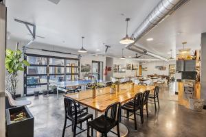 En restaurant eller et andet spisested på Family staycation suite near StLouis and ski hil