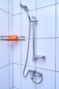 un cabezal de ducha en la pared del baño en ARA chic studio Bali Douala, en Douala