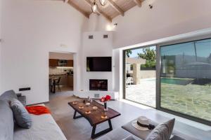 a living room with a couch and a table at Villa Archontiki in Kalamítsion Alexándrou