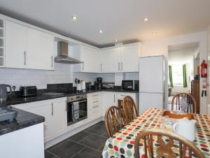 Kuchyň nebo kuchyňský kout v ubytování Quarryman's cottage