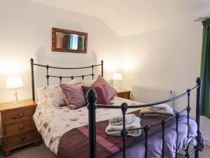 Postel nebo postele na pokoji v ubytování Quarryman's cottage