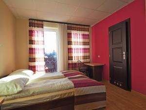 een slaapkamer met een groot bed en een raam bij DW Poronianka in Poronin