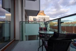un balcon avec une table et des chaises sur un immeuble dans l'établissement Praha 2, à Prague