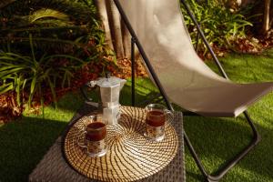 a table with two cups of coffee and a vase at Masoala in Tacoronte