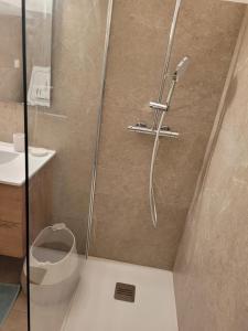 Ένα μπάνιο στο Studio bord de mer - Plage - Piscine - Wifi