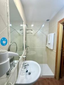 Ένα μπάνιο στο Hostal San Martin