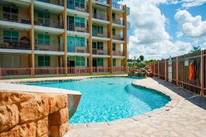 Bazén v ubytování El Combate Oceanview Condo with Pool and Smart TV nebo v jeho okolí