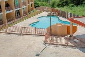 Bazén v ubytování El Combate Oceanview Condo with Pool and Smart TV nebo v jeho okolí