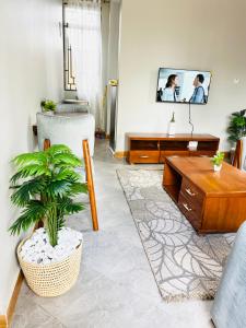 ein Wohnzimmer mit Sofa und Tisch in der Unterkunft Nana Apartment in Marombosa + 2 Fotos