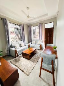 ein Wohnzimmer mit Sofa und Tisch in der Unterkunft Nana Apartment in Marombosa
