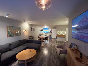 レイキャビクにあるCentral Reykjavik Fantastic viewsのソファとテーブルのあるリビングルーム