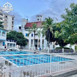 a large swimming pool in front of a building at Tu Refugio Tropical Cerca al Mar in Santa Marta