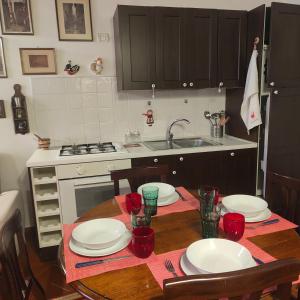 A kitchen or kitchenette at Suite Dimora Lucrezia