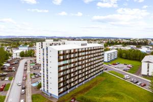 レイキャビクにあるCentral Reykjavik Fantastic viewsの大きな白い建物の航空写真