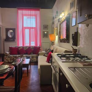 A kitchen or kitchenette at Suite Dimora Lucrezia