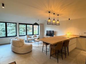 a kitchen and living room with a table and chairs at Hartje Borgloon in Borgloon