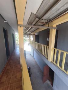 un pasillo vacío de un edificio escolar con una escalera en Manyvanh Guesthouse, en Luang Prabang