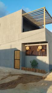 ein Gebäude mit einem Tor und einer Anlage davor in der Unterkunft Vila Malie milagres in São Miguel dos Milagres + 19 Fotos