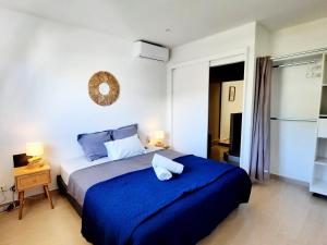Postel nebo postele na pokoji v ubytování Superbe 2 chambres avec piscine + 22 fotografií