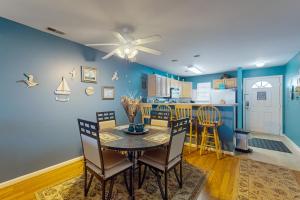 リホボスビーチにあるThe Palms --- 36525 Palm Dr #5304のダイニングルーム(テーブル、椅子付)、キッチン