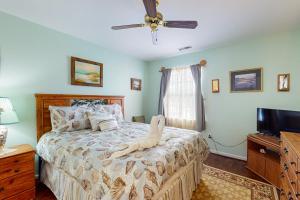リホボスビーチにあるThe Palms --- 36525 Palm Dr #5304のベッドと天井扇風機のある寝室