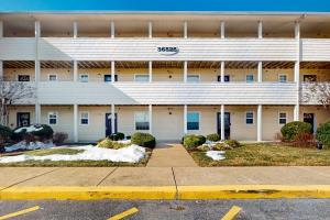 リホボスビーチにあるThe Palms --- 36525 Palm Dr #5304の建物の前の空の駐車場