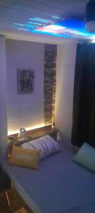 HOSTEL em Itaipuaçu próximo a praia e terminal da rua 01客房内的一张或多张床位