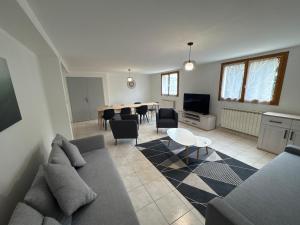 メイジューにある130m T4 garden and car parks - Stade-Eurexpo-Lyonのソファとテーブルのあるリビングルーム