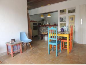 a kitchen with colorful chairs and a table at Solar dos Ventos BANANEIRAS in Bananeiras