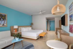 una camera d'albergo con un letto e un divano di Dreams Cap Cana Resort & Spa a Punta Cana