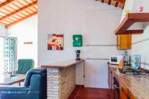 Kuchyň nebo kuchyňský kout v ubytování Vivienda Rural Atlántico Sur & Familias