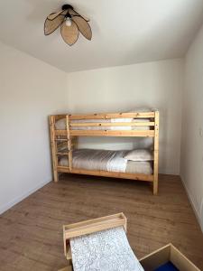居让梅斯特拉Maison familiale piscine 3 chambres Gujan-Mestras !的客房设有双层床和天花板。 更多31张照片